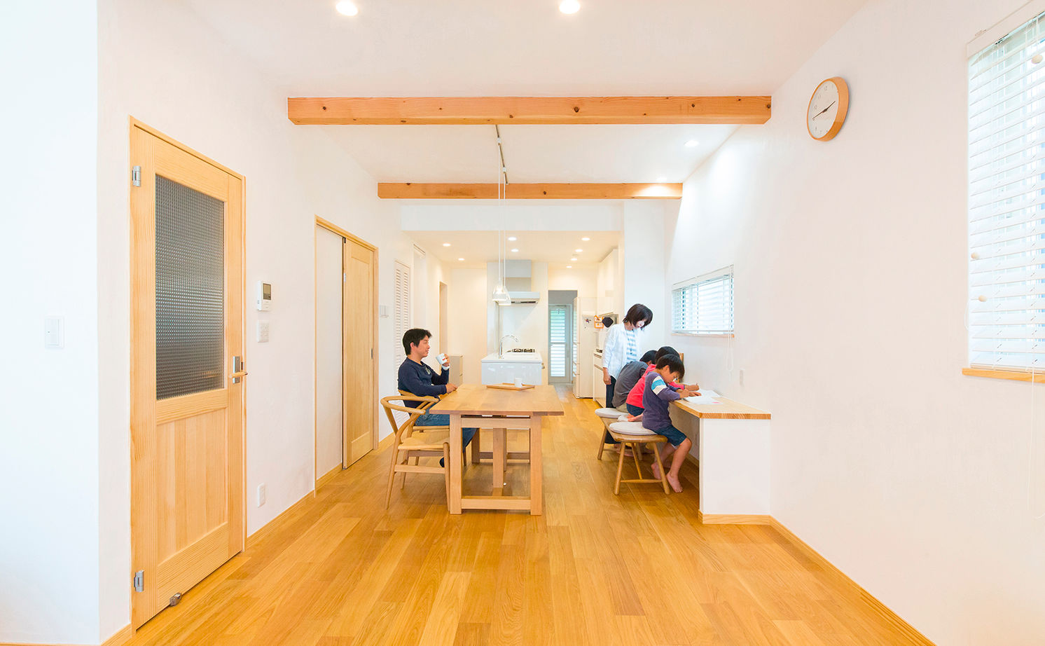 アールコーブ・ホーム(一級建築士事務所) by安江工務店 【2000万円台/30坪台/間取り有】明るく開放的な屋上庭園。子どもたちが健やかに暮らす、自然素材の家の建築実例画像4