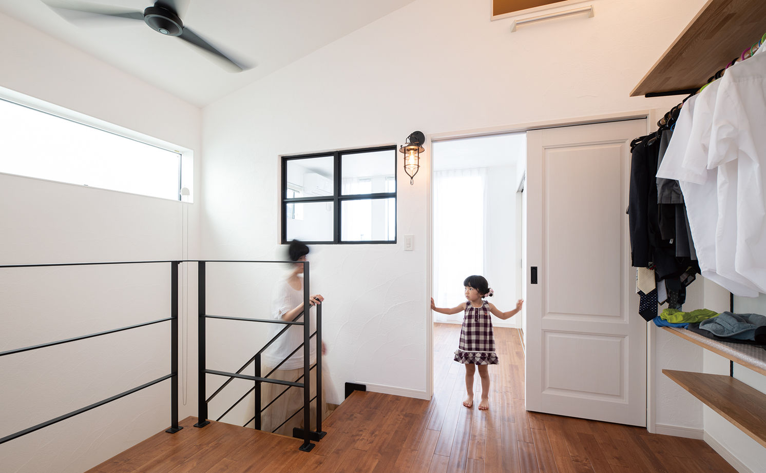 アールコーブ・ホーム(一級建築士事務所) by安江工務店 【1000万円台/30坪台/間取り有】間口の狭いお家でも、設計マジックで広々開放的。自然光で夕方も明るいの建築実例画像3