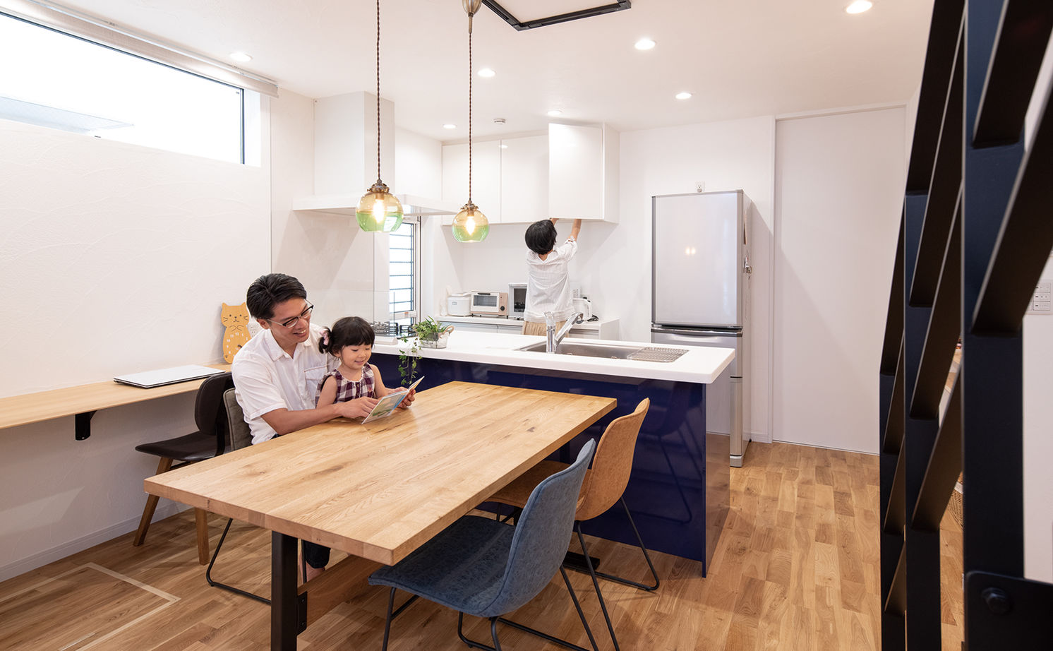 アールコーブ・ホーム(一級建築士事務所) by安江工務店 【1000万円台/30坪台/間取り有】間口の狭いお家でも、設計マジックで広々開放的。自然光で夕方も明るいの建築実例画像4