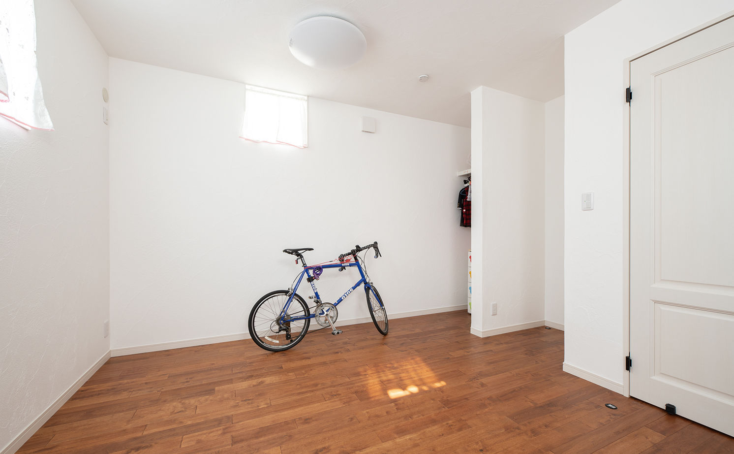 アールコーブ・ホーム(一級建築士事務所) by安江工務店 【1000万円台/30坪台/間取り有】間口の狭いお家でも、設計マジックで広々開放的。自然光で夕方も明るいの建築実例画像11