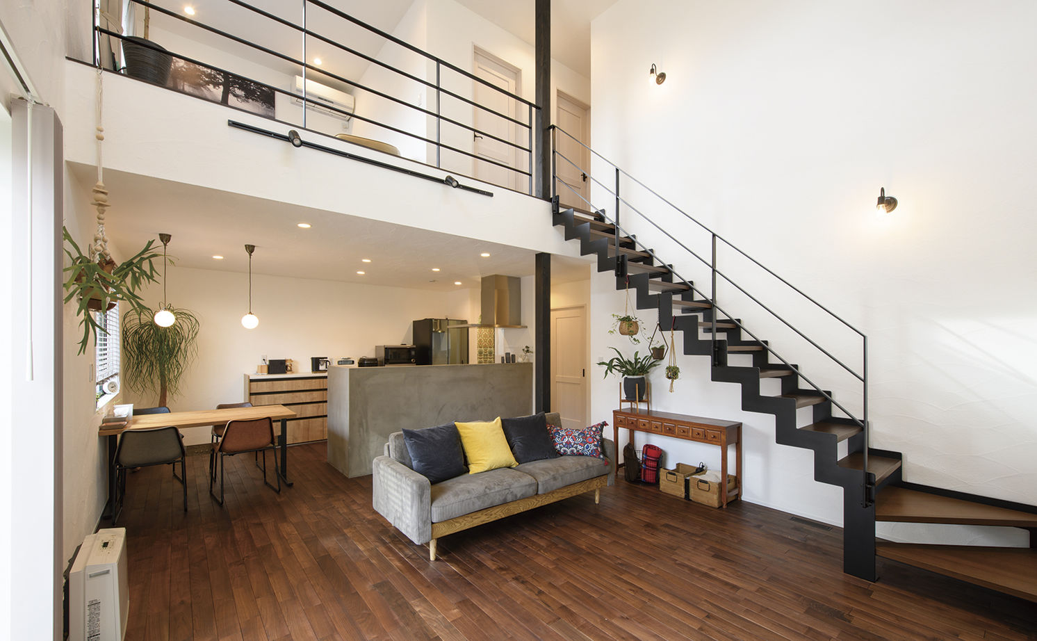 アールコーブ・ホーム(一級建築士事務所) by安江工務店 【2000万円台/30坪台/書斎/間取り有】大きな吹抜けが音楽に満たされる。無垢と漆喰のブルックリンスタイルの建築実例画像