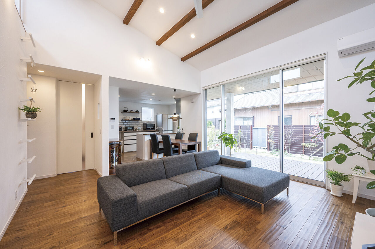 アールコーブ・ホーム(一級建築士事務所) by安江工務店 【3000万円台/30坪台/間取り有】目指したのは、自然との共存。庭と繋がる無垢と漆喰の平屋の建築実例画像2