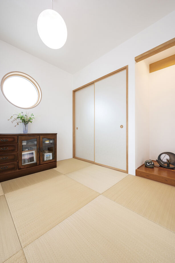 アールコーブ・ホーム(一級建築士事務所) by安江工務店 【3000万円台/30坪台/間取り有】目指したのは、自然との共存。庭と繋がる無垢と漆喰の平屋の建築実例画像9