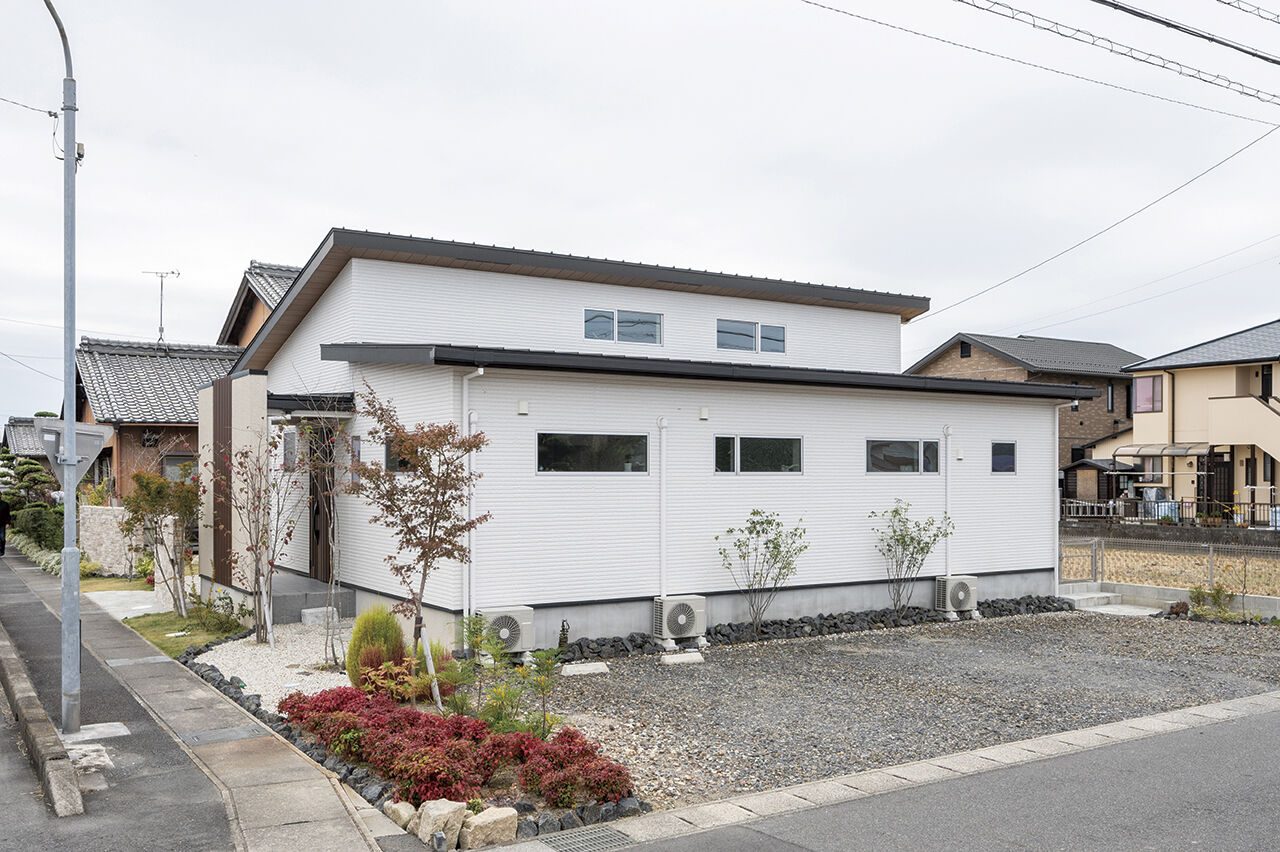 アールコーブ・ホーム(一級建築士事務所) by安江工務店 【3000万円台/30坪台/間取り有】目指したのは、自然との共存。庭と繋がる無垢と漆喰の平屋の建築実例画像10