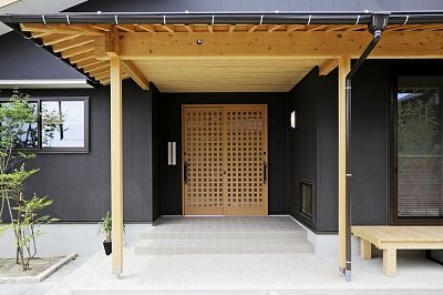 サカヅメハウジング 製材所ならではの木使いが光る、シックな和を重んじるモダンな住まいの建築実例画像2
