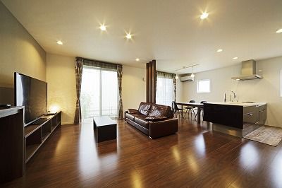 サカヅメハウジング 落ち着いたダークブラウンで仕上げたLDK。快適な大人空間を楽しむ家の建築実例画像1