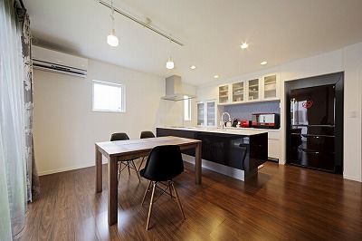 サカヅメハウジング 落ち着いたダークブラウンで仕上げたLDK。快適な大人空間を楽しむ家の建築実例画像2