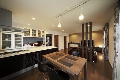 サカヅメハウジング 落ち着いたダークブラウンで仕上げたLDK。快適な大人空間を楽しむ家の建築実例画像3