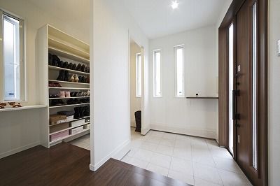 サカヅメハウジング 落ち着いたダークブラウンで仕上げたLDK。快適な大人空間を楽しむ家の建築実例画像4