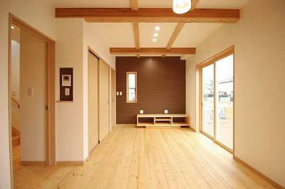 サカヅメハウジング 長年の夢だった図書館のある住まいで、無垢材の気持ちよさに包まれ健やかに過ごすの建築実例画像2