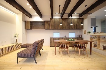 サカヅメハウジング 自然素材と無垢の木をたくさん使った、土間のある和モダンの家の建築実例画像2