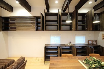 サカヅメハウジング 自然素材と無垢の木をたくさん使った、土間のある和モダンの家の建築実例画像4