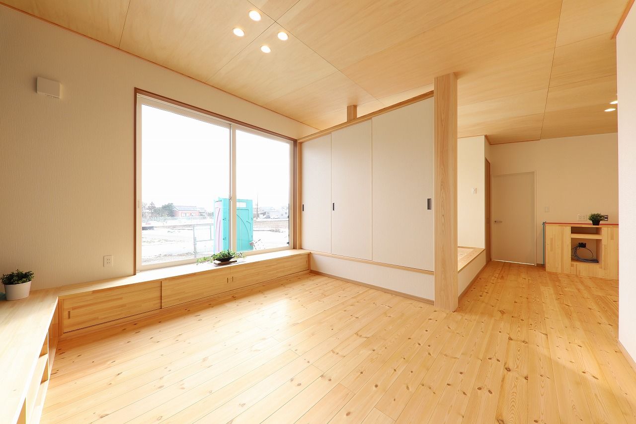 サカヅメハウジング 木の香りに包まれた広々リビングは、心地よい寛ぎに満ちて。3世帯で暮らす和モダンの家の建築実例画像2