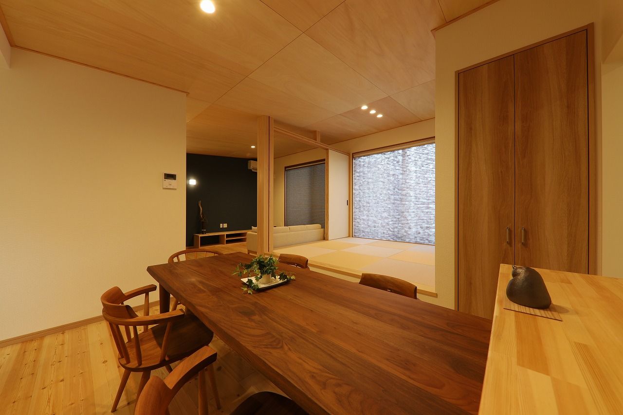 サカヅメハウジング 木の香りに包まれた広々リビングは、心地よい寛ぎに満ちて。3世帯で暮らす和モダンの家の建築実例画像3