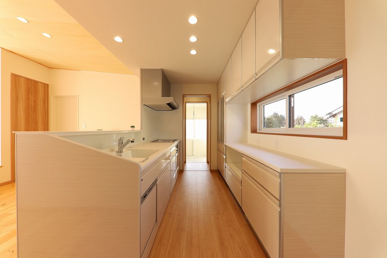 サカヅメハウジング 木の香りに包まれた広々リビングは、心地よい寛ぎに満ちて。3世帯で暮らす和モダンの家の建築実例画像4