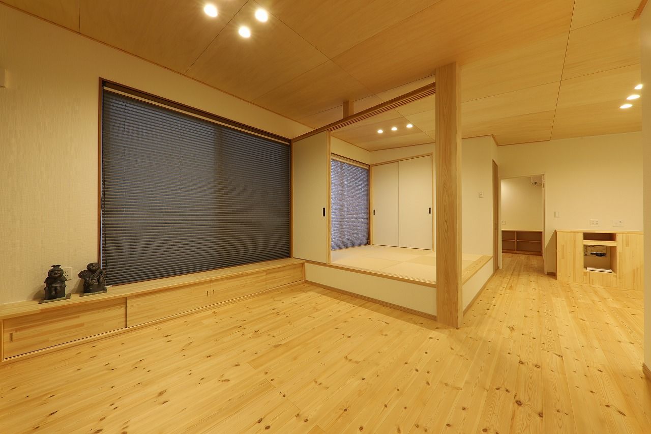 サカヅメハウジング 木の香りに包まれた広々リビングは、心地よい寛ぎに満ちて。3世帯で暮らす和モダンの家の建築実例画像5