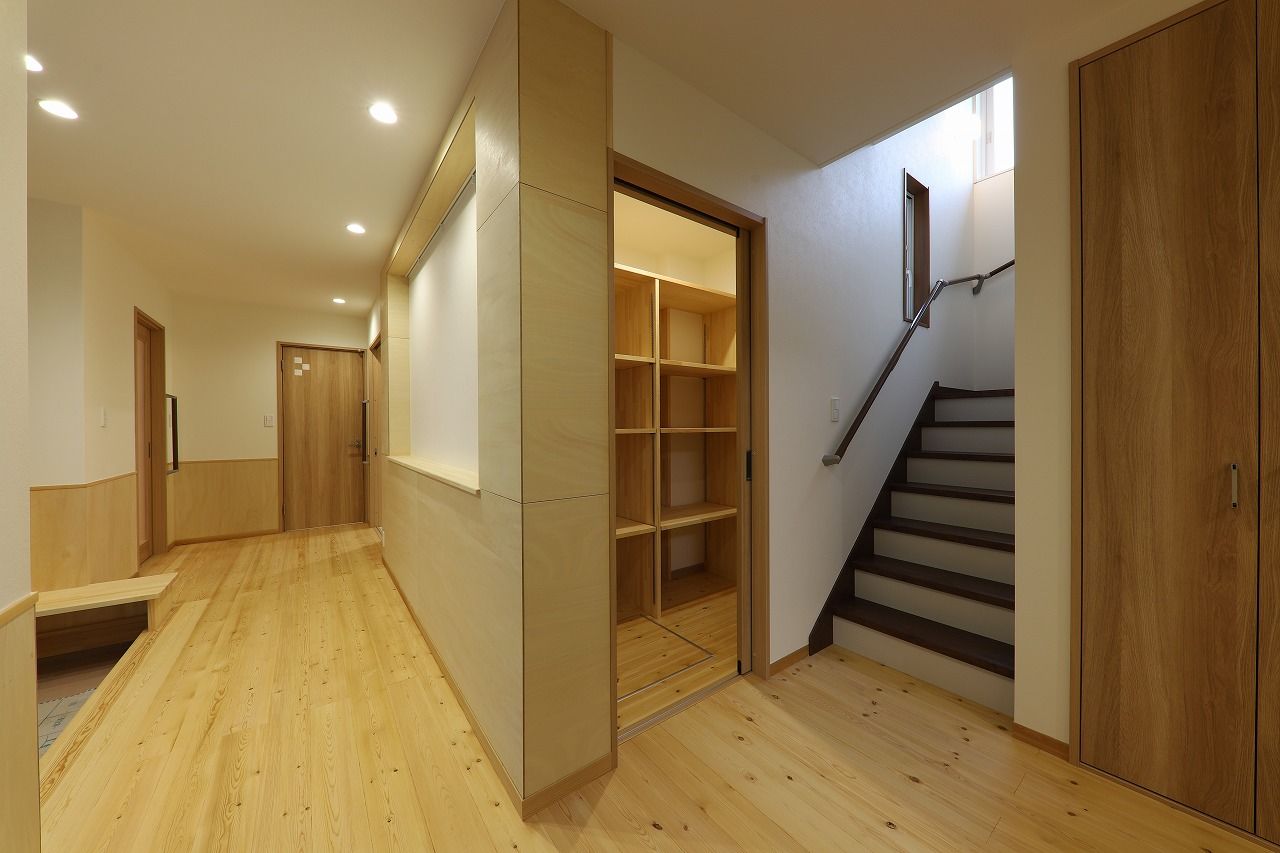 サカヅメハウジング 木の香りに包まれた広々リビングは、心地よい寛ぎに満ちて。3世帯で暮らす和モダンの家の建築実例画像7