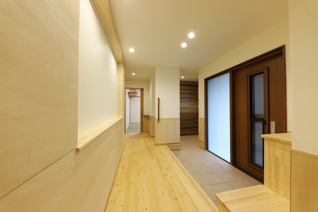 サカヅメハウジング 木の香りに包まれた広々リビングは、心地よい寛ぎに満ちて。3世帯で暮らす和モダンの家の建築実例画像8