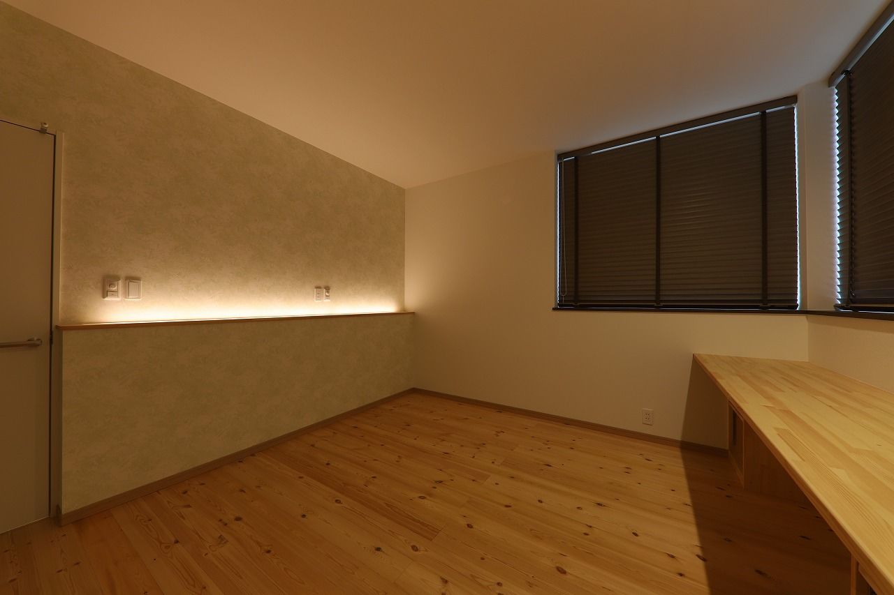 サカヅメハウジング 木の香りに包まれた広々リビングは、心地よい寛ぎに満ちて。3世帯で暮らす和モダンの家の建築実例画像9