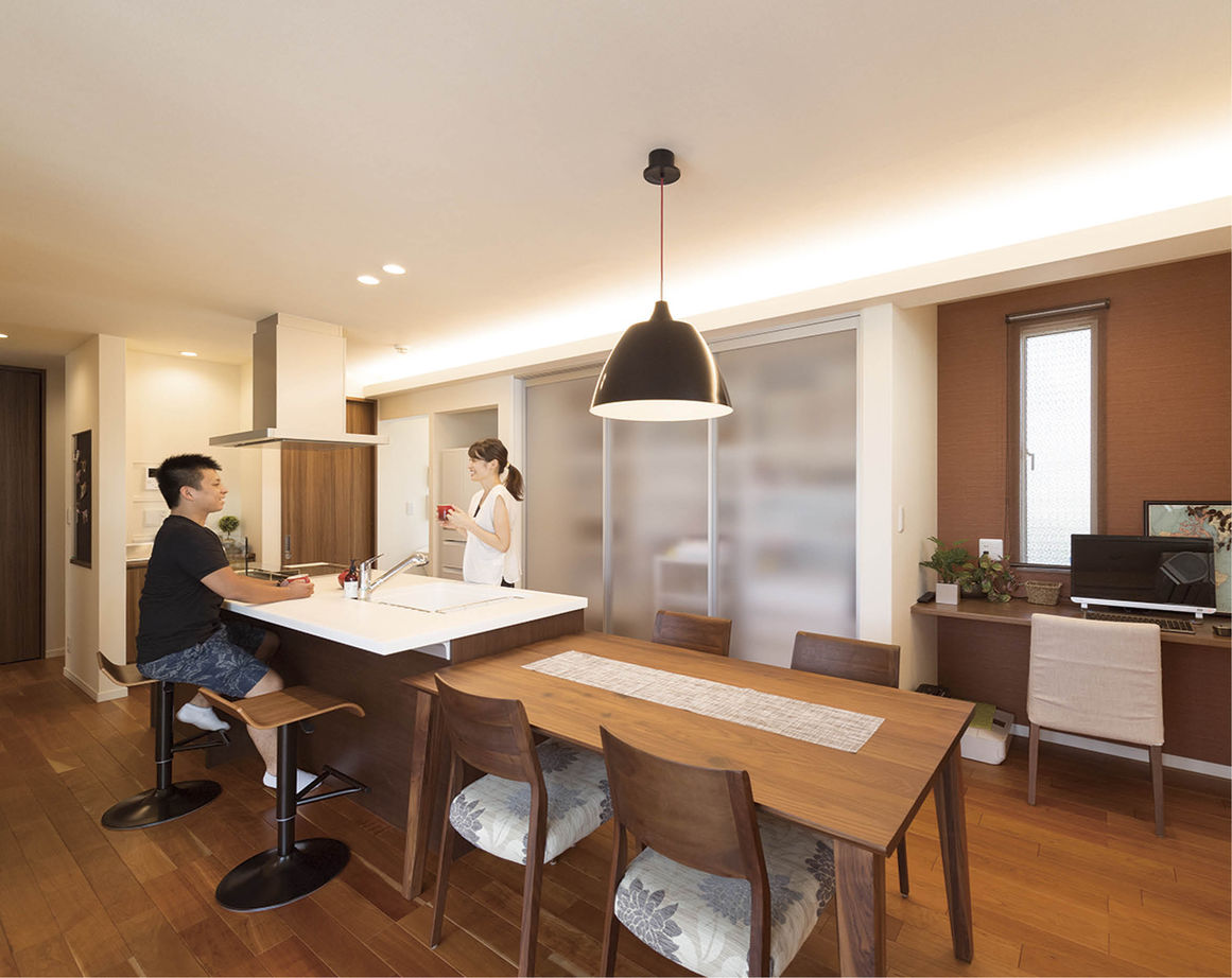 アイ工務店 【2000万円台/吹付断熱/間取り図有】広い玄関の先に吹抜リビング　開放感と落ち着きが満ちる家の建築実例画像2