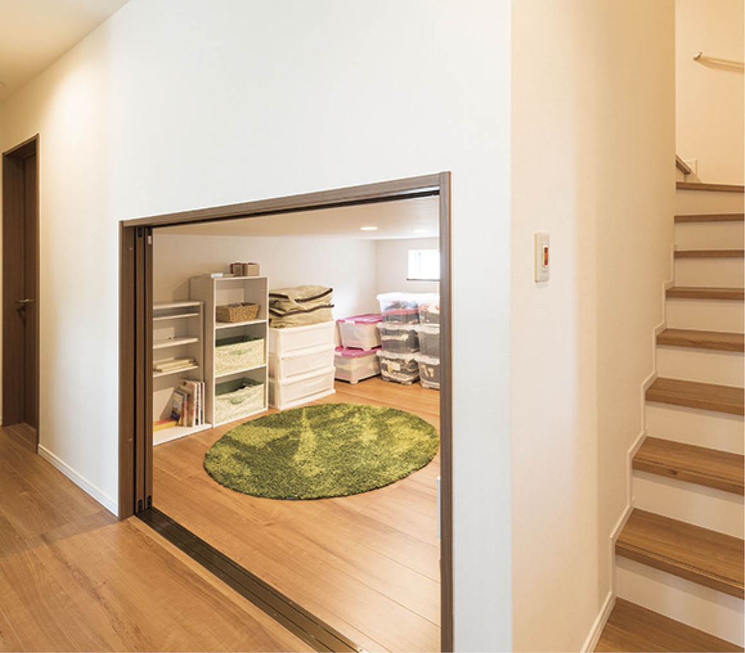 アイ工務店 【2000万円台/吹付断熱/間取り図有】広い玄関の先に吹抜リビング　開放感と落ち着きが満ちる家の建築実例画像3