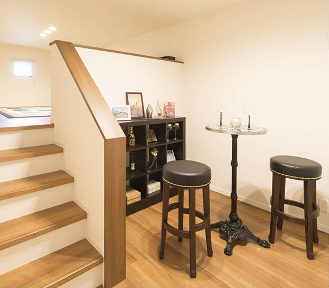 アイ工務店 【2000万円台/吹付断熱/間取り図有】広い玄関の先に吹抜リビング　開放感と落ち着きが満ちる家の建築実例画像4