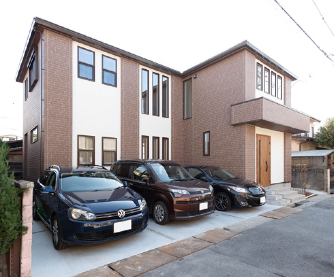 アイ工務店 【兵庫県明石市/2000万円台/二世帯住宅】ハーフ吹抜や外に続くデッキで家族が集うLDKを心地よくの建築実例画像1