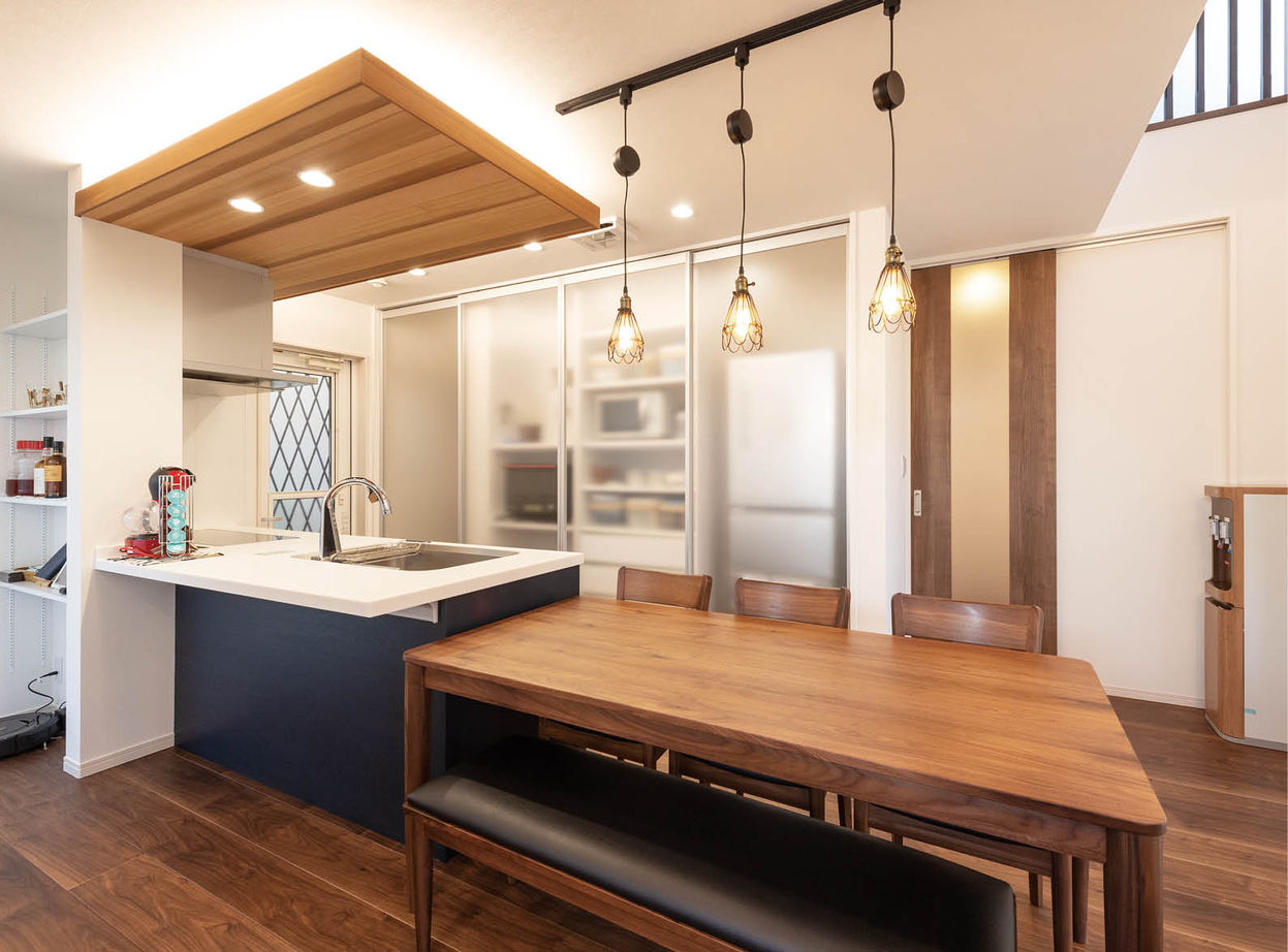 アイ工務店 【兵庫県明石市/2000万円台/二世帯住宅】ハーフ吹抜や外に続くデッキで家族が集うLDKを心地よくの建築実例画像2