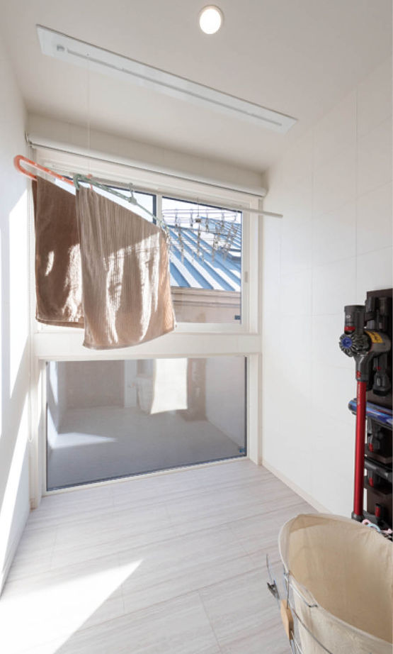 アイ工務店 【兵庫県明石市/2000万円台/二世帯住宅】ハーフ吹抜や外に続くデッキで家族が集うLDKを心地よくの建築実例画像6