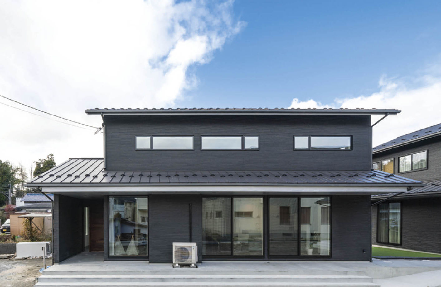 アイ工務店 【滋賀県/42坪/高気密・高断熱】天井に届く窓で開放的なLDKに 愛犬と一緒に心地よく暮らす家の建築実例画像1