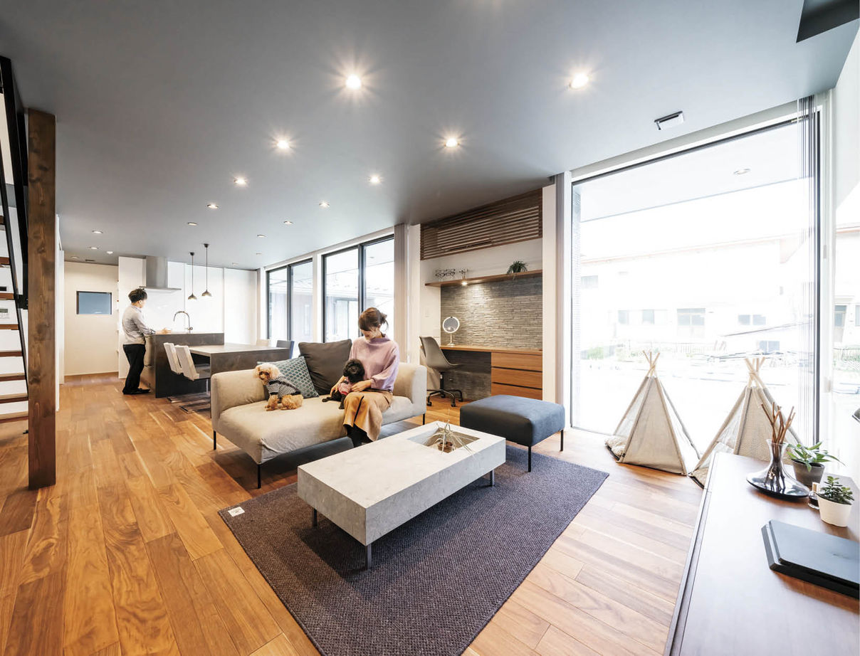 アイ工務店 【滋賀県/42坪/高気密・高断熱】天井に届く窓で開放的なLDKに 愛犬と一緒に心地よく暮らす家の建築実例画像2