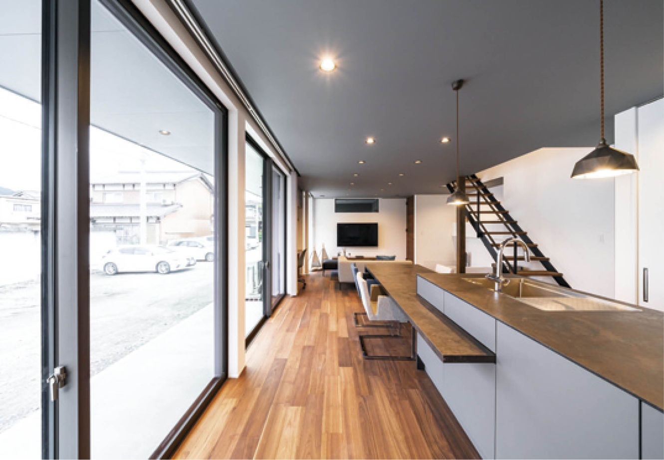 アイ工務店 【滋賀県/42坪/高気密・高断熱】天井に届く窓で開放的なLDKに 愛犬と一緒に心地よく暮らす家の建築実例画像6