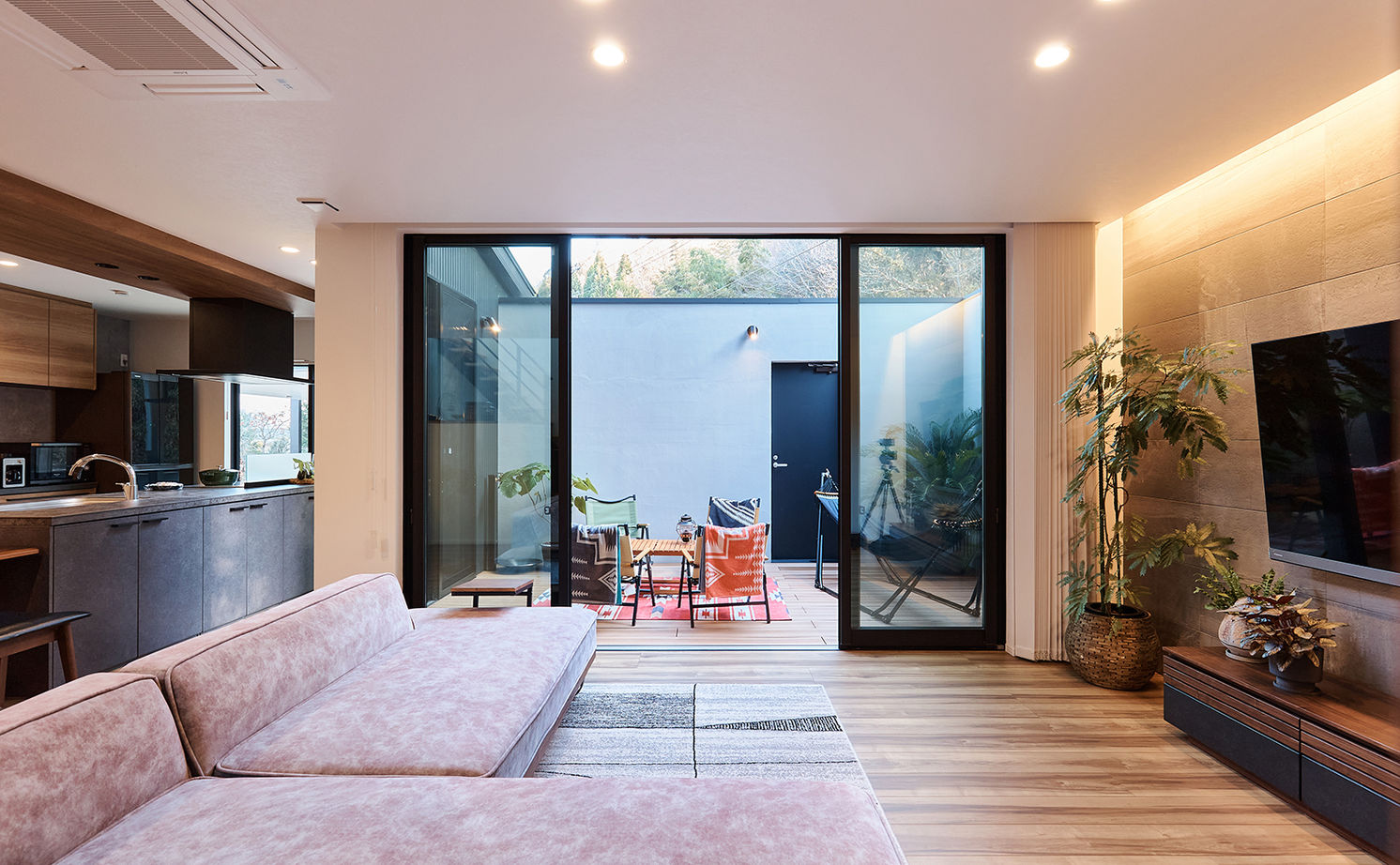 アイ工務店 【岡山県/2000万円台】LDKと繋がるインナーテラスでお家キャンプ。大好きな音楽を楽しめるDJブースもある家の建築実例画像7