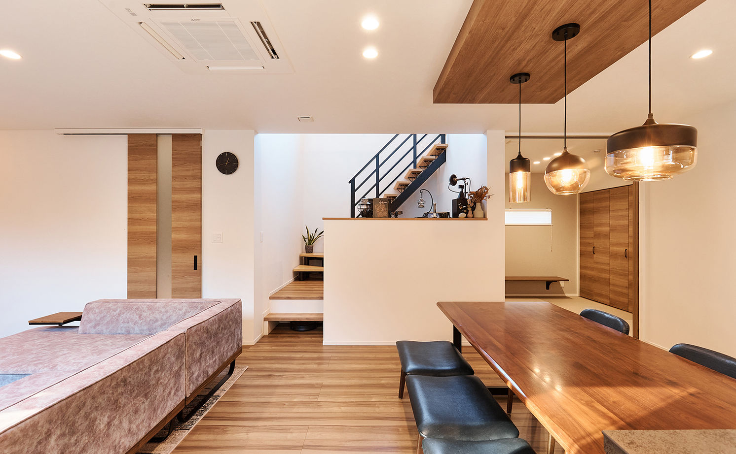 アイ工務店 【岡山県/2000万円台】LDKと繋がるインナーテラスでお家キャンプ。大好きな音楽を楽しめるDJブースもある家の建築実例画像13