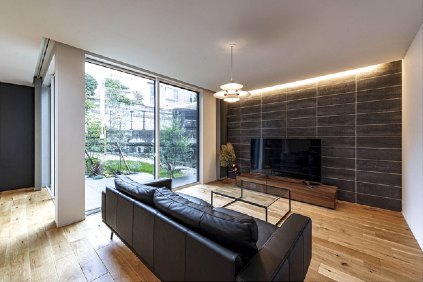 アイ工務店 【福岡県福岡市/シンプルモダン/テラス】大窓と美しい階段をシンボルに、内と外のギャップを楽しむ家の建築実例画像3