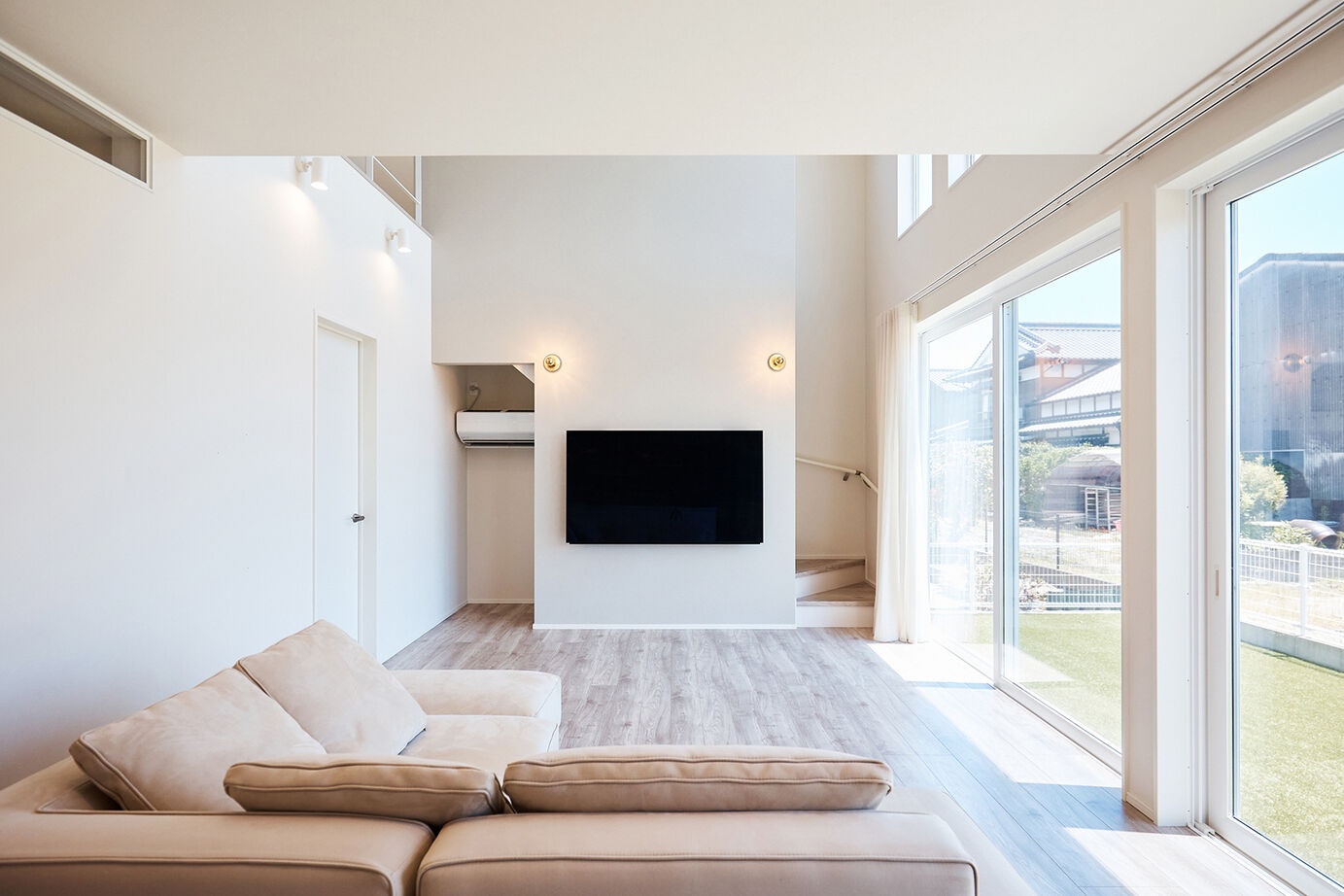 アイ工務店 【延床33.6坪/吹抜/収納充実/間取図】庭と繋がり、吹抜の圧倒的な開放感を楽しむ北欧テイストの家の建築実例画像1