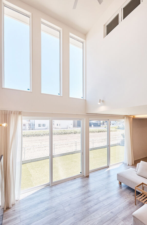 アイ工務店 【延床33.6坪/吹抜/収納充実/間取図】庭と繋がり、吹抜の圧倒的な開放感を楽しむ北欧テイストの家の建築実例画像2