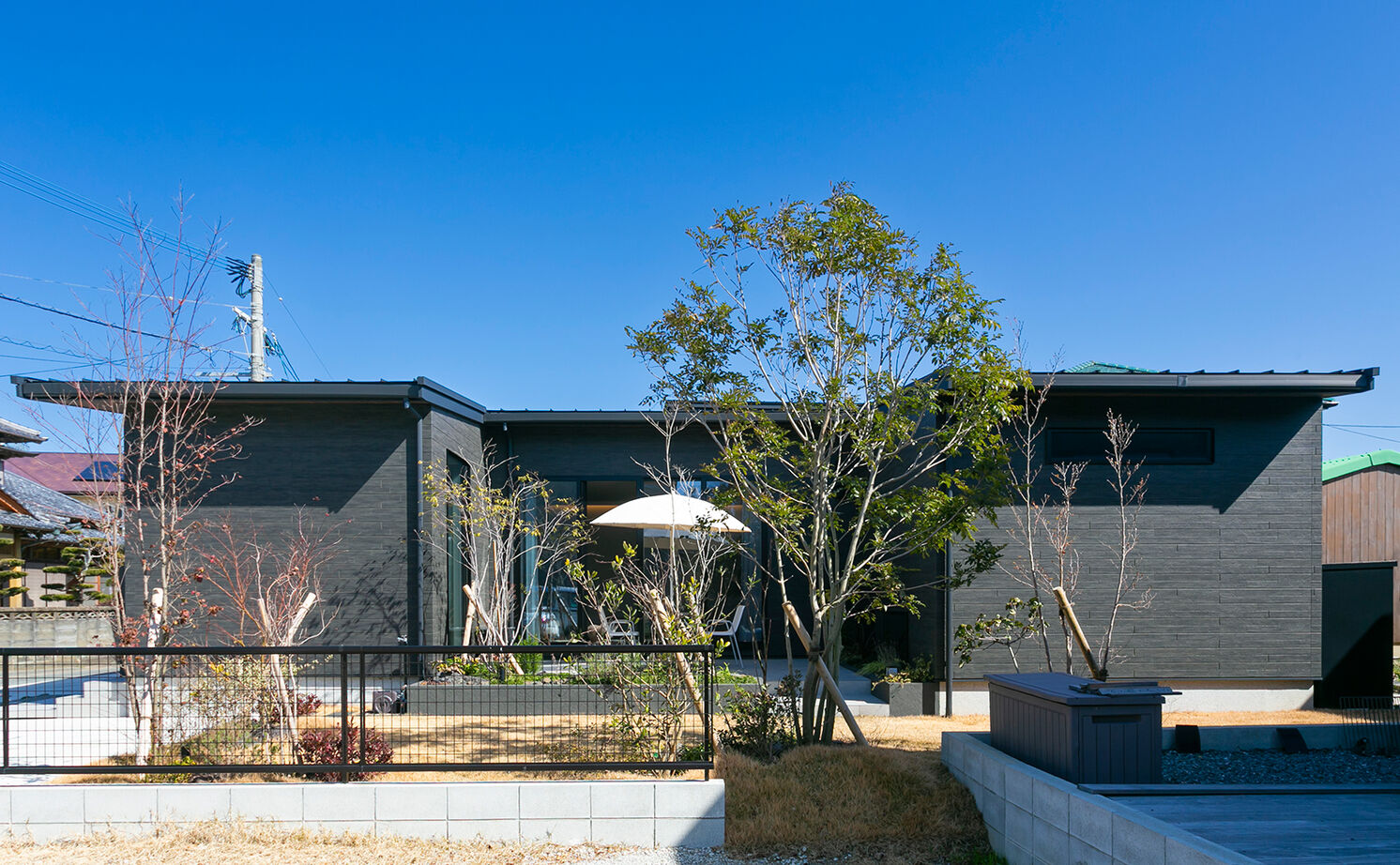 アイ工務店 【延床31.2坪／コの字型の平屋／間取り図】光の演出が美しい平屋で、カーテン要らずの暮らしを満喫の建築実例画像1