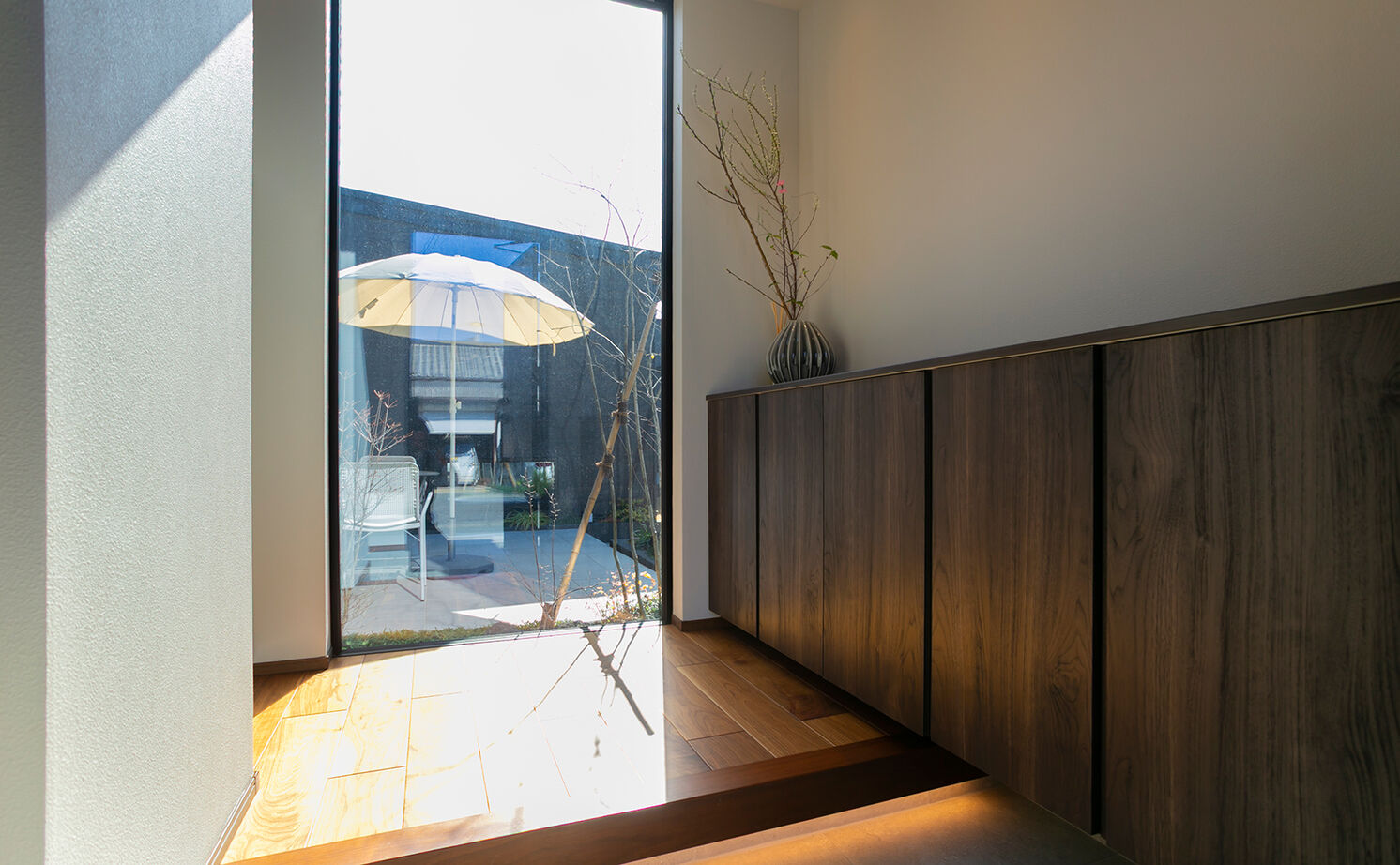 アイ工務店 【延床31.2坪／コの字型の平屋／間取り図】光の演出が美しい平屋で、カーテン要らずの暮らしを満喫の建築実例画像3