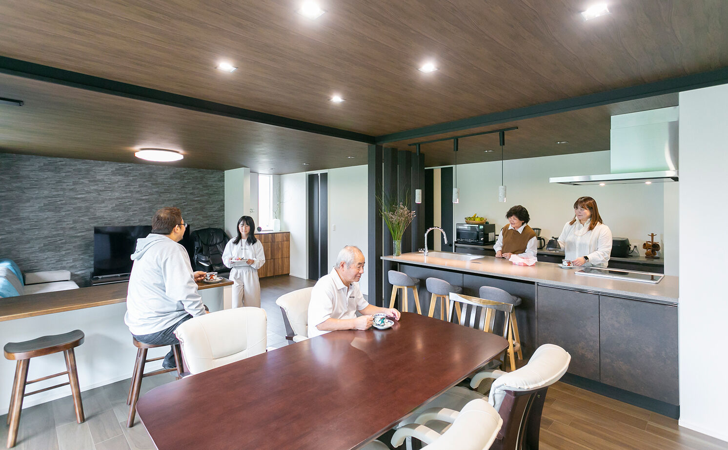 アイ工務店 【延床58.1坪／ダウンフロア／間取り図】窓越しの緑が爽快なリビングに、家族が自然と集う二世帯住宅の建築実例画像2