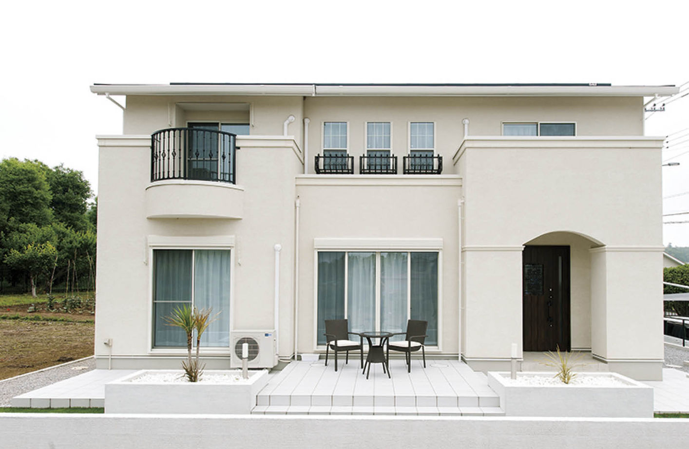 アイ工務店 【2000万円台/輸入スタイル】白が基調のモダンヨーロッパ風　親身な対応にも大満足の住まいの建築実例画像1