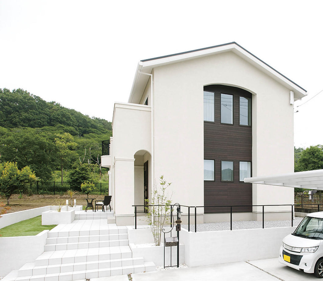 アイ工務店 【2000万円台/輸入スタイル】白が基調のモダンヨーロッパ風　親身な対応にも大満足の住まいの建築実例画像2