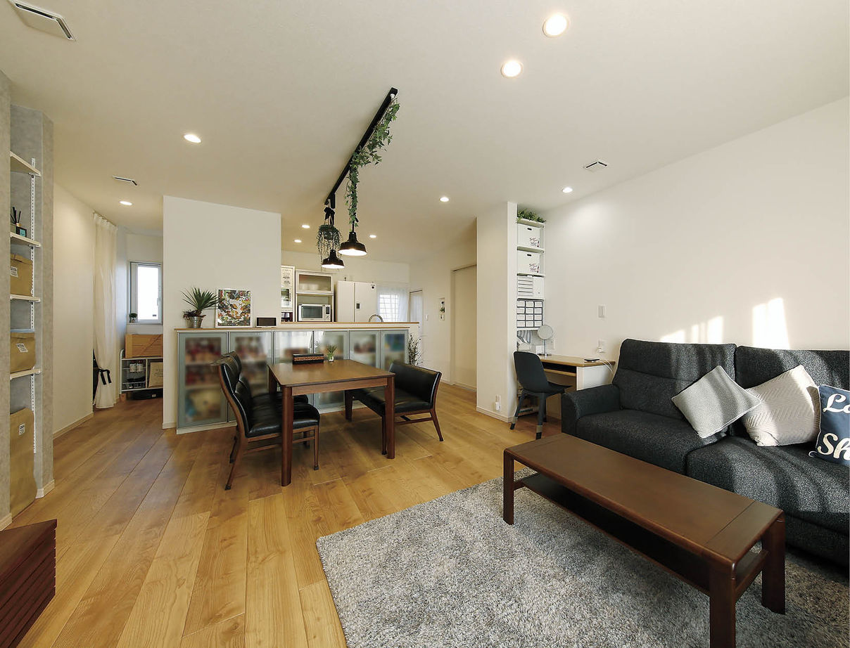 アイ工務店 【群馬県伊勢崎市/2000万円台/家事導線】念願のバイクガレージを叶えた アメリカンスタイルの住まいの建築実例画像2