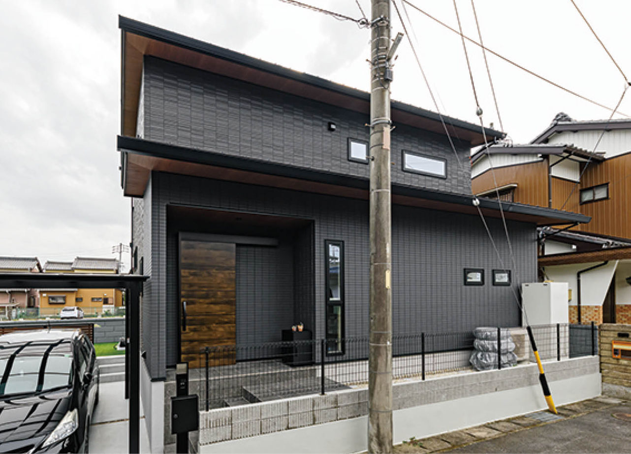 アイ工務店 【2000万円台/ダイニングキッチン】独特な風合いのフランス漆喰がモダンな雰囲気を演出する家の建築実例画像1