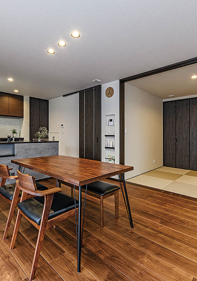 アイ工務店 【2000万円台/ダイニングキッチン】独特な風合いのフランス漆喰がモダンな雰囲気を演出する家の建築実例画像3