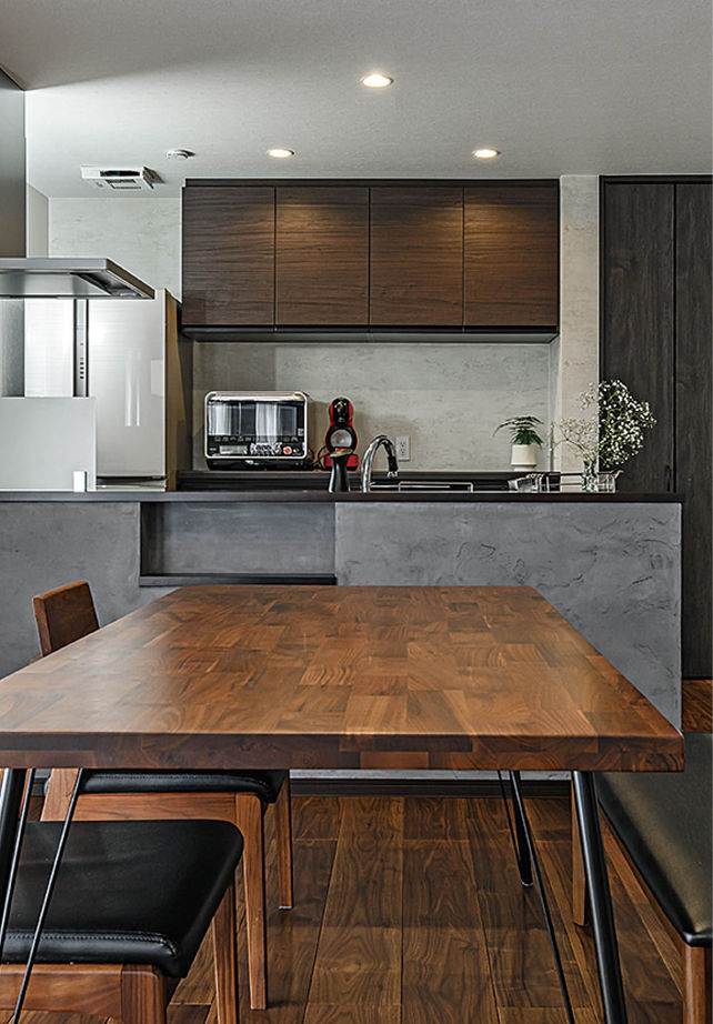 アイ工務店 【2000万円台/ダイニングキッチン】独特な風合いのフランス漆喰がモダンな雰囲気を演出する家の建築実例画像4