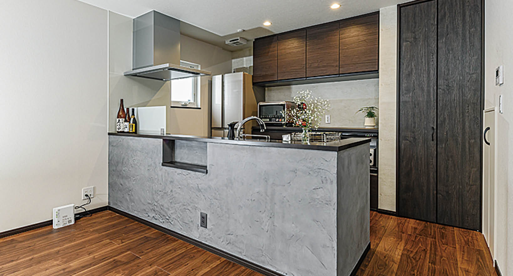 アイ工務店 【2000万円台/ダイニングキッチン】独特な風合いのフランス漆喰がモダンな雰囲気を演出する家の建築実例画像6