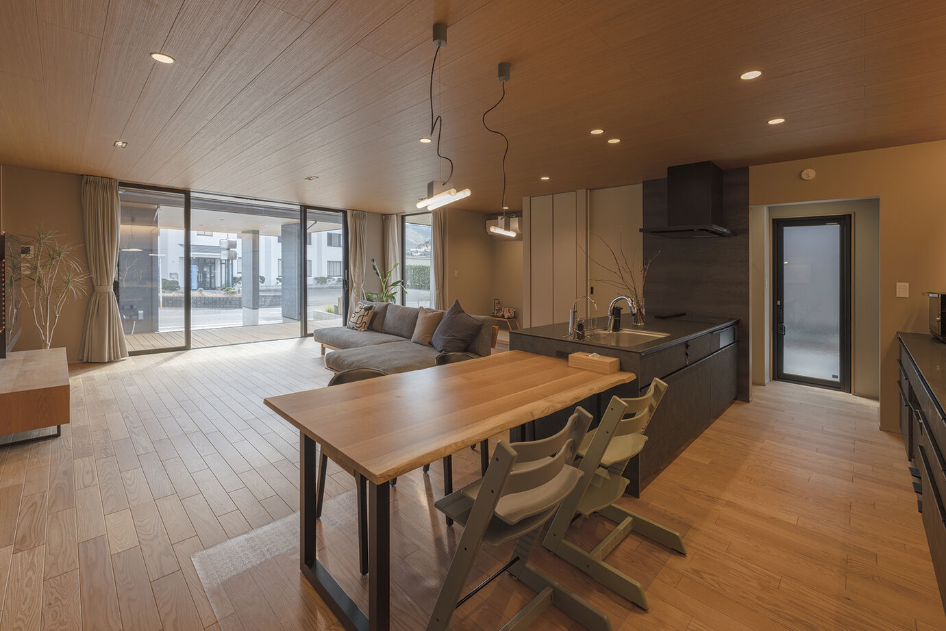 アイ工務店 【 平屋/延床44.7坪/ウッドデッキ/動線と収納】家族が集まる時間も、ひとりの時間も、大切にできるわが家の建築実例画像1