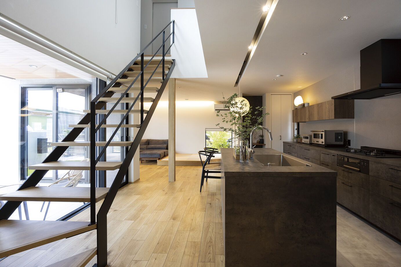 アイ工務店 【延床39.8坪/家事動線/吹抜/テラス】センチ単位の自由設計で、実用性とデザインが両立した住まいにの建築実例画像1