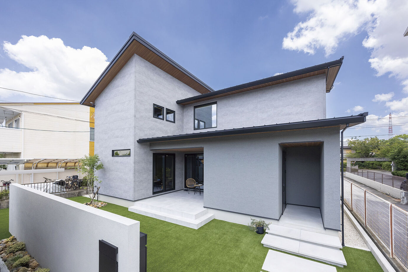 アイ工務店 【延床39.8坪/家事動線/吹抜/テラス】センチ単位の自由設計で、実用性とデザインが両立した住まいにの建築実例画像2